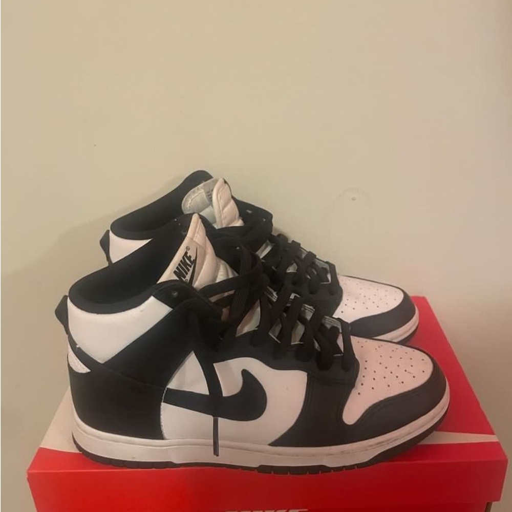 Nike Dunk High “Panda” Size (7.5M)
